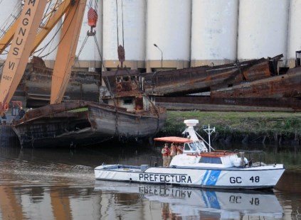 Prefectura extrae el séptimo barco hundido del Riachuelo