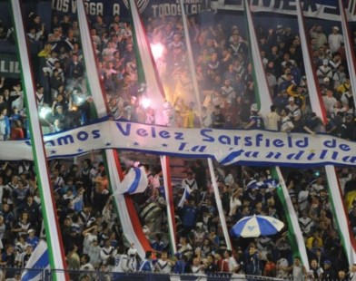 La justicia clausuró la cancha de Vélez por el uso de bengalas en las tribunas