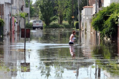 Son más de 400 los evacuados por la crecida del río Luján 