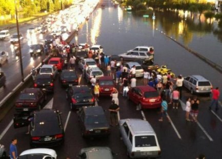 La fuerte lluvia sobre la Ciudad causó anegamientos en calles y la Panamericana quedó inundada