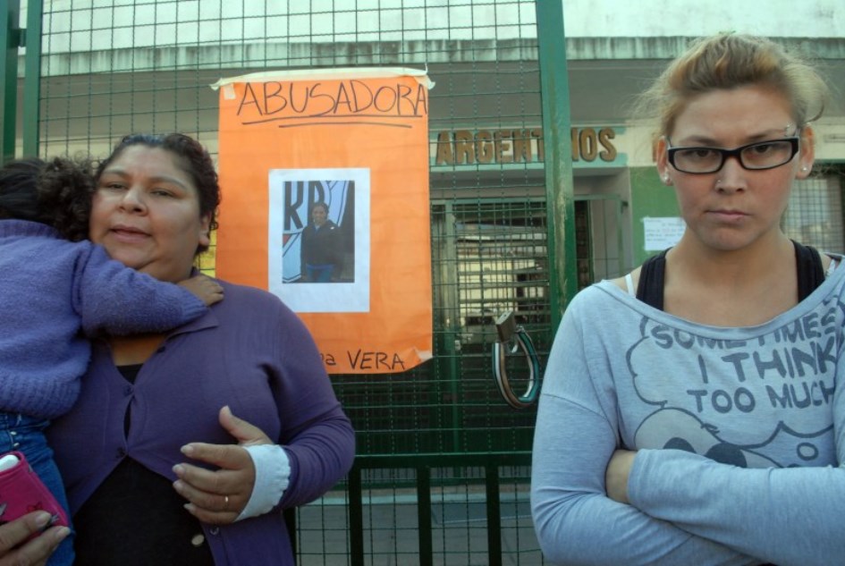 Detienen Y Luego Liberan A Una Maestra Denunciada Por Abuso De Niños En ...