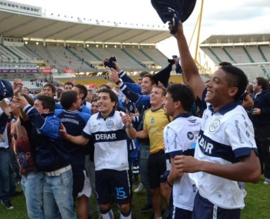 Gimnasia ganó en Córdoba y volvió a Primera