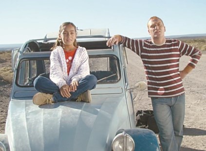 July (Federica Cafferata) y Santiago (Francisco Carrasco), por rutas mendocinas. 