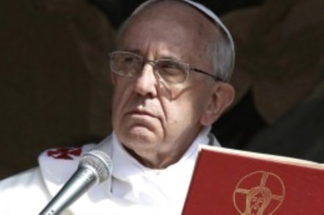 Francisco condenó la "doble vida" de quienes ayudan a la Iglesia pero roban al Estado