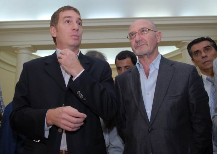 Diego Santilli, junto a Oscar Moscariello, uno de los que voto dos veces en la sesión realizada en la Legislatura el 4 de diciembre pasado.