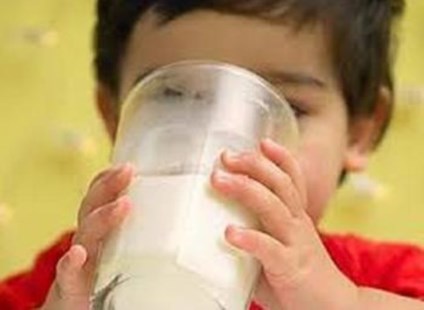 Alerta por la alergia a la proteína de la leche de vaca en bebés y niños