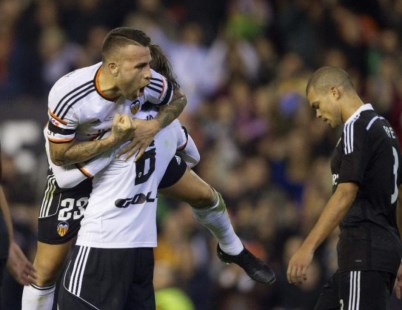 Con un gol de Otamendi, Valencia cortó el invicto del Real Madrid