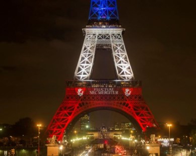 La torre Eiffel iluminada por los colores nacionales de Francia