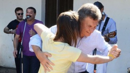 Macri realizó anuncios y bailó el chamamé 