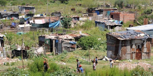 La pobreza bajó a 30,3 por ciento en el final de 2016, según el Indec