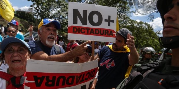 Masivas protestas en las calles de Caracas.