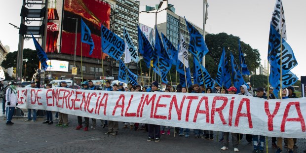 Organizaciones sociales protestan en el Obelisco por la ley de emergencia alimentaria.