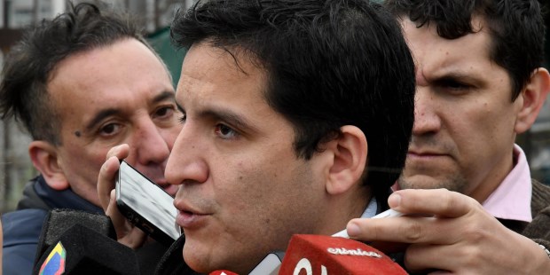 El abogado Lucio de la Rosa(d), defensor de el otro detenido que tiene la causa por la muerte de Anahí Benitez, Marcos Esteban Bazán (34), quien sera llevado ante la fiscal Perez para ser indagado en los Tribunales de Lomas de Zamora.