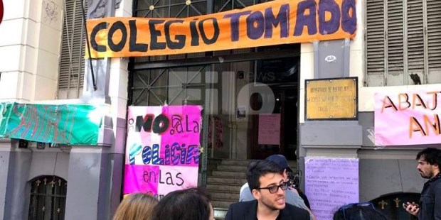 Comienzan a levantar la toma de los colegios porteños