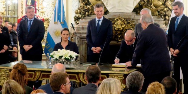 Macri les tomó juramento a los ministros de Salud y Agroindustria