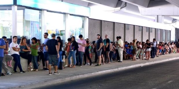 Hasta mil personas llegan cada día al barrio de La Boca para vacunarse en la Dirección de Sanidad de Fronteras. En Brasil, también siguen vacunando.