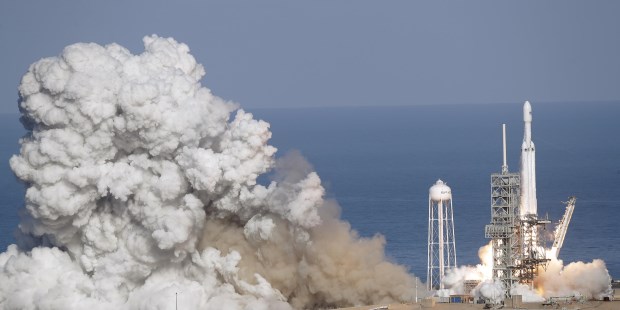 El cohete más potente del mundo despegó con éxito desde Cabo Cañaveral