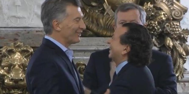 Macri saluda a Dante Sica, nuevo ministro de Producción. (Captura TV)