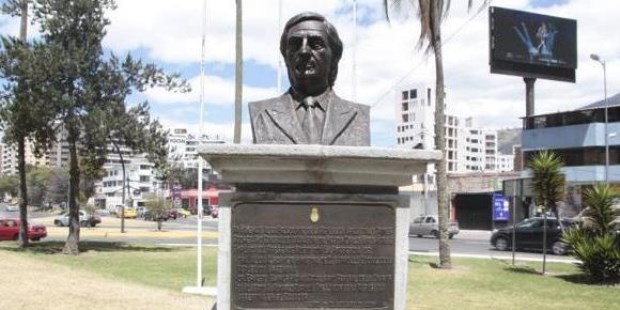 Retiran en la ciudad de Quito un busto de Néstor Kirchner 